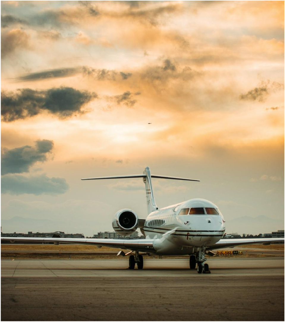 Jet de aviación privada en pista al atardecer