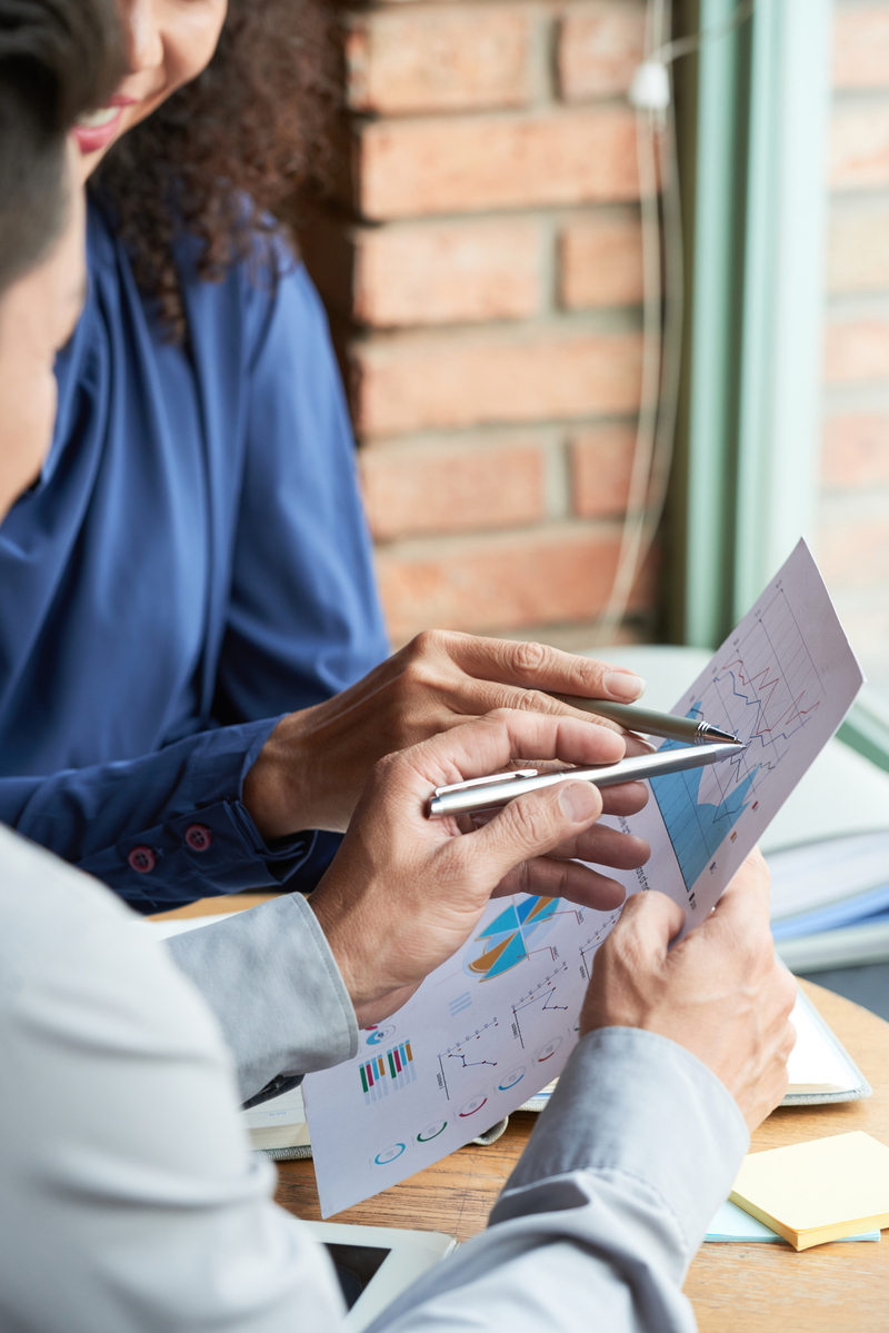 Consultor de CALCP revisando indicadores financieros con un cliente