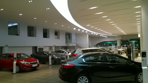 Showroom de un distribuidor automotriz multimarca