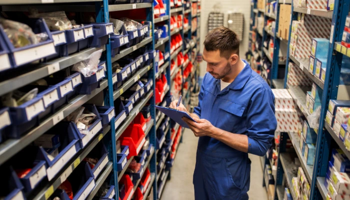 Almacén de refacciones con control de inventario