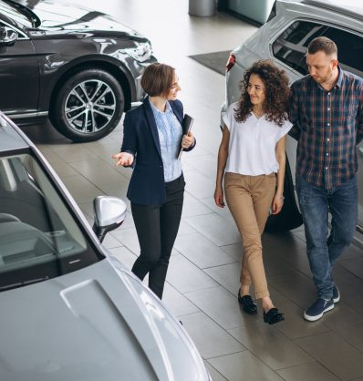 Asesora atendiendo a clientes en un distribuidor automotriz